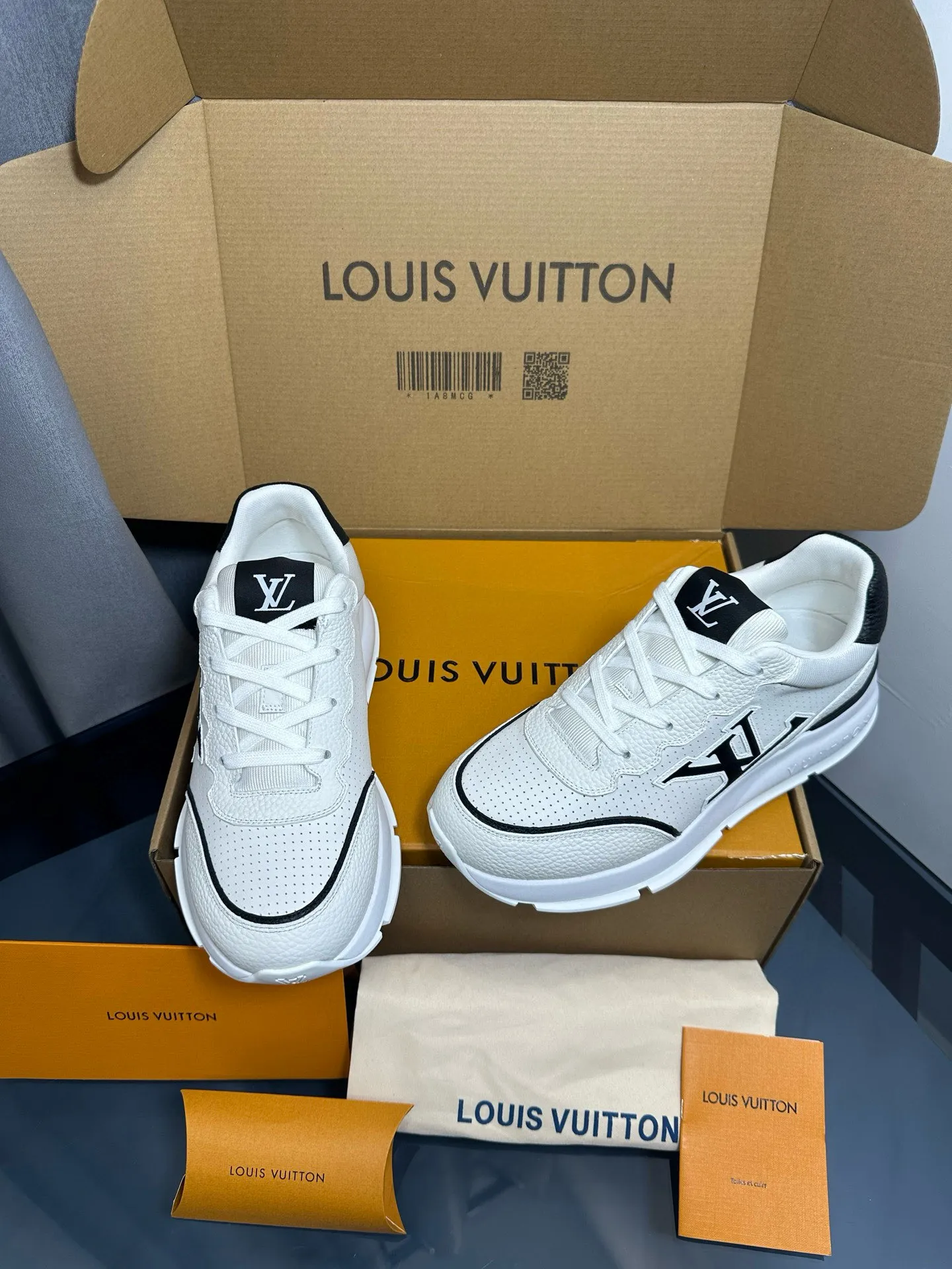 Factory price: 700💰🌈LV | Louis Vuitton 2025𝐬𝐬 🧡💚2025 spring and summer new style top version‼ ️The original version is the same. The counter focuses on the latest casual shoes and new hard goods🆕 ❥Purchasing agent level! Full of high-end feel! A popular model among bloggers at home and abroad, it’s retro and fashionable, and looks stunning on your feet! Wear a lot of happiness! The official website's main recommendation★ ━━━━━ ЅᏇєєt ━━━━━ ▪️Upper: Original custom-made imported calfskin fabric ▪️Inner: breathable gauze imported from Italy ▪️Outsole: rubber foam ➕t men's men's shoes 💰u high-end outsole ▪️Color: nine colors available ▪️Shoe size: 35-44, (45, 46 customized)